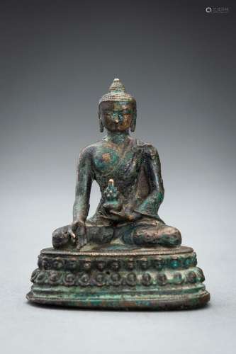 A SMALL BRONZE MEDICINE BUDDHA, BHAISAJYAGURU, c. 14th CENTU...