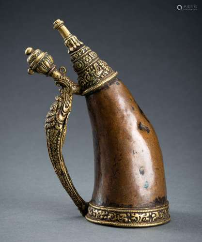 A TIBETAN COPPER AND BRASS POWDER HORN, 19th CENTURY