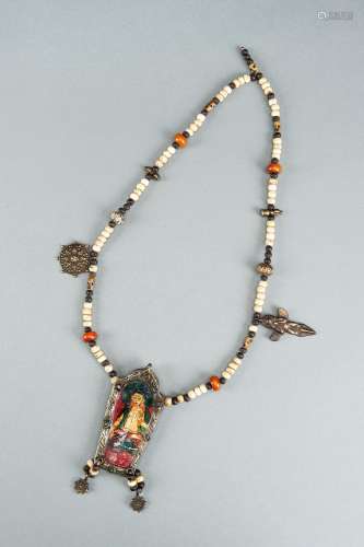 A NEPALI NECKLACE WITH A PENDANT DEPICTING A DEITY, c. 1920s