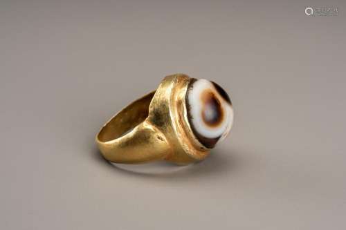 A FINE AGATE INSET HIMALAYAN GOLD RING