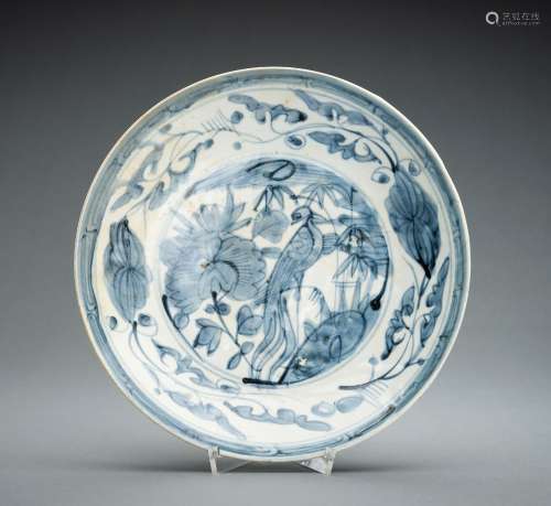 A TRANSITIONAL BLUE AND WHITE PORCELAIN DISH