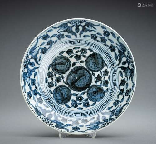 A BLUE AND WHITE PORCELAIN DISH, 17th CENTURY