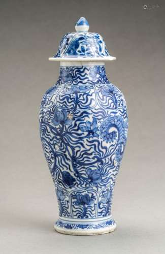A BLUE AND WHITE KANGXI PERIOD PORCELAIN BALUSTER VASE, VUNG...