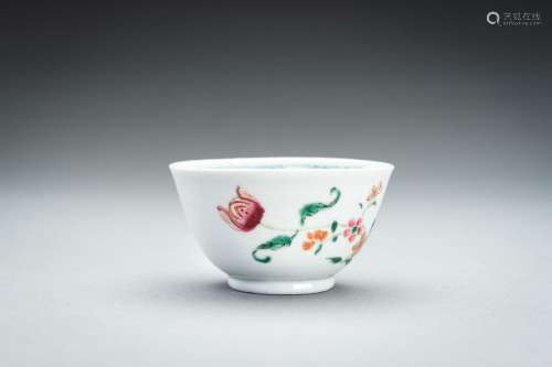 A FAMILLE ROSE PORCELAIN TEA BOWL, 18th CENTURY