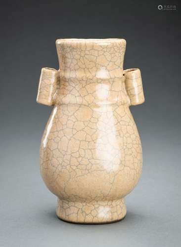 A SONG STYLE CRACKLE GLAZE PORCELAIN VASE, HU, c. 1920s