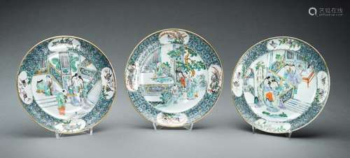 A SET OF THREE FAMILLE VERTE PORCELAIN DISHES, QING