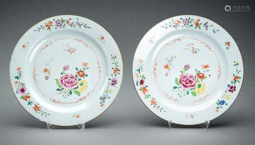 A PAIR OF ENAMELD PORCELAIN DISHES, QING