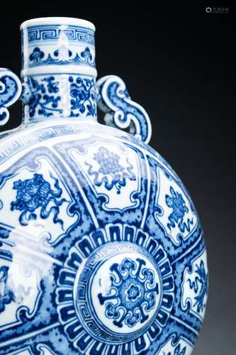 A BLUE AND WHITE ‘BAJIXIANG’ PORCELAIN MOONFLASK VASE