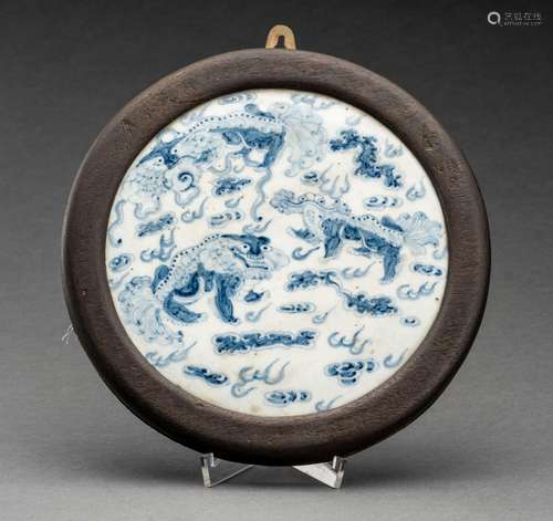 A BLUE AND WHITE PORCELAIN WALL PLAQUE WITH BUDDHIST LIONS