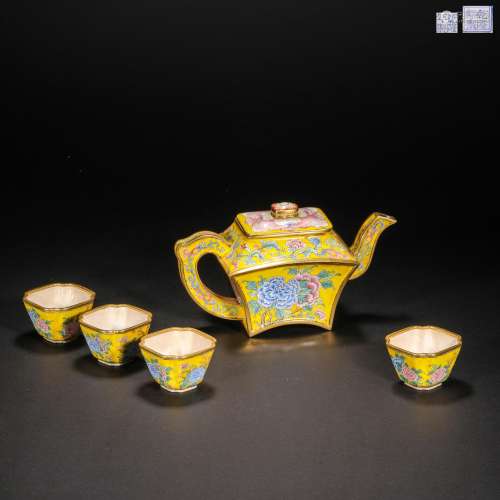  一组中国大清乾隆时期铜胎画珐琅花卉纹茶壶茶杯
