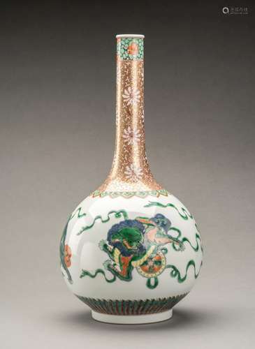 A FAMILLE VERTE ‘BUDDHST LION’ PORCLEAIN BOTTLE VASE, QING