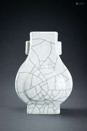 A GUAN-TYPE CRACKLED ‘PEACH’ VASE, HU, c. 1920s