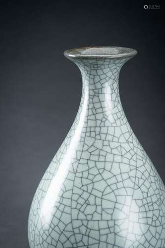 A GUAN-TYPE CRACKLED GLAZED BOTTLE VASE, c. 1920s