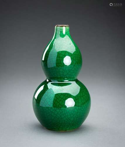 A GREEN GLAZED DOUBLE GOURD PORCELAIN VASE, REPUBLIC