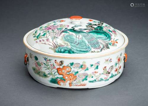 A LARGE PORCELAIN BOX AND COVER, REPUBLIC