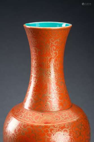 A GOLD PAINTED CORAL-GORUND BOTTLE VASE, REPUBLIC PERIOD