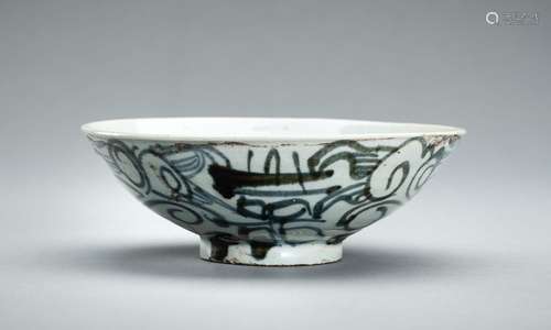 AN UNDERGLAZE BLUE PORCELAIN BOWL, c. 16th CENTURY