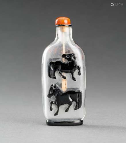 A BLACK OVERLAY ‘HORSES’ GLASS SNUFF BOTTLE, LATE QING DYNAS...