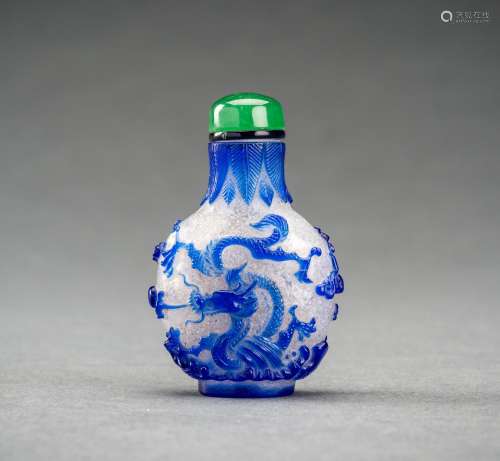 A BLUE OVERLAY ‘SNOWFLAKE’ GLASS SNUFF BOTTLE