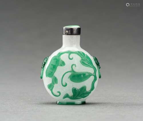 A GREEN OVERLAY ‘SNOWFLAKE’ GLASS SNUFF BOTTLE, REPUBLIC