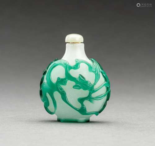 AN GREEN OVERLAY ‘CHILONG’ GLASS SNUFF BOTTLE, QING DYNASTY