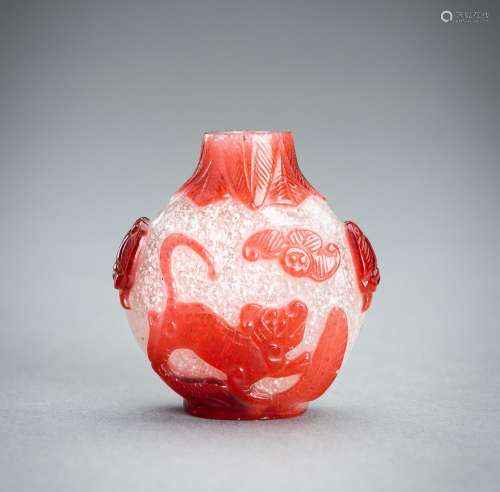 A RED OVERLAY ‘TIGER AND BAT’ GLASS SNUFF BOTTLE, QING