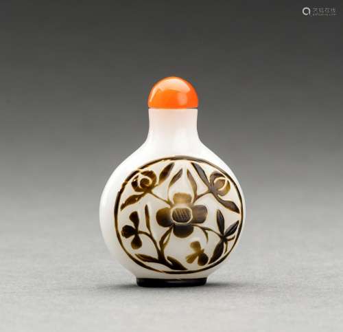 AN OLIVE-BROWN OVERLAY ‘FLOWER’ GLASS SNUFF BOTTLE, LATE QIN...