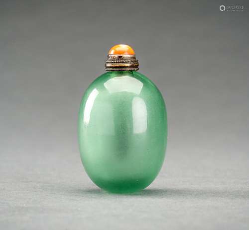 A TRANSPARENT GREEN GLASS SNUFF BOTTLE, QING DYNASTY