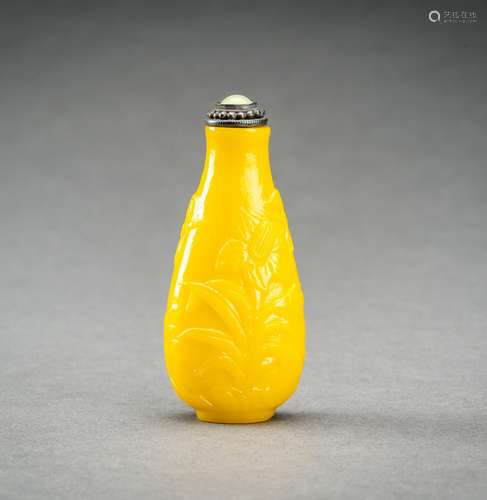 A YELLOW GLASS SNUFF BOTTLE