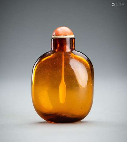 AN AMBER IMITATION GLASS SNUFF BOTTLE, QING