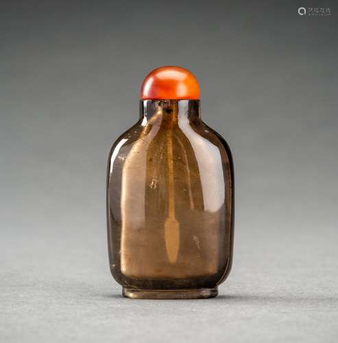 A GLASS IN IMITATION OF SMOKEY QUARTZ SNUFF BOTTLE, LATE QIN...