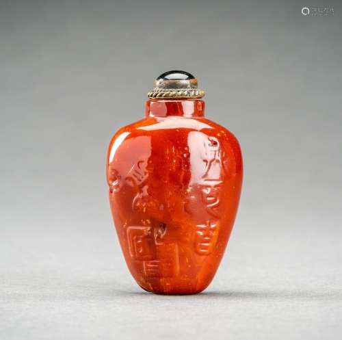 A CARVED AMBER SNUFF BOTTLE, QING