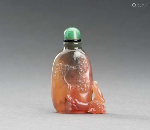 A CARVED CARNELIAN AGATE SNUFF BOTTLE, c. 1900s