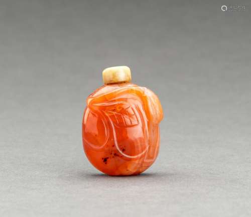 A CARNELIAN ‘LEAVES AND TENDRILS’ SNUFF BOTTLE, LATE QING DY...