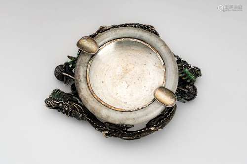 A SILVER AND JADE ‘DRAGONS’ ASHTRAY, c. 1920s