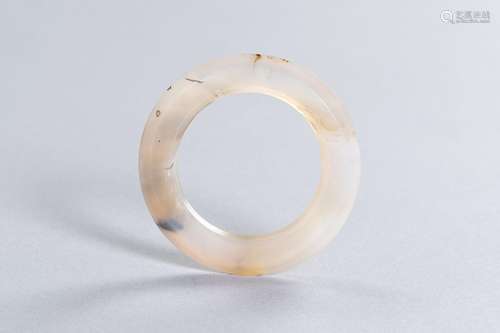 A FINE CHINESE AGATE RING