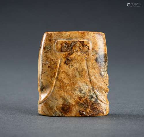 AN ARCHAISTIC JADE PENDANT, QING