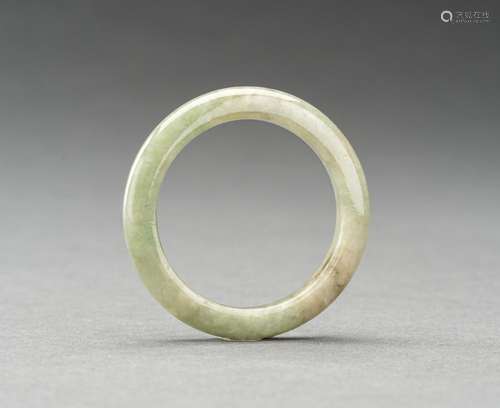 A TRANSLUCENT GREEN HARDSTONE RING