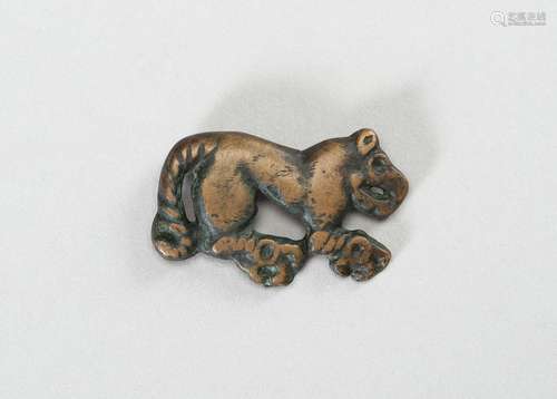 AN ORDOS BRONZE ‘CROUCHING TIGER’ PLAQUE, WARRING STATES