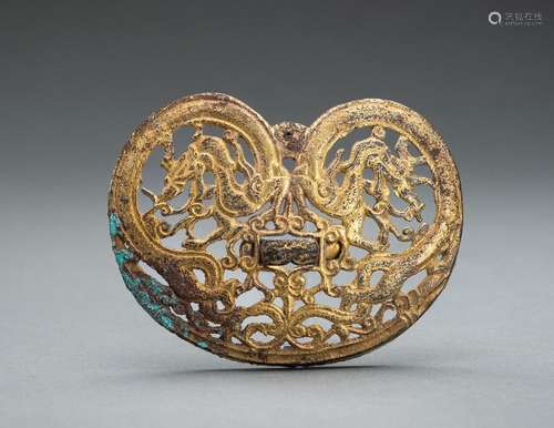 A RETICULATED RUYI SHAPE GILT BRONZE ´DRAGON´ FITTING, QING