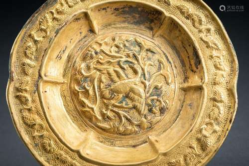 AN ARCHAISTIC FIRE-GILT COPPER REPOUSSÉ DISH