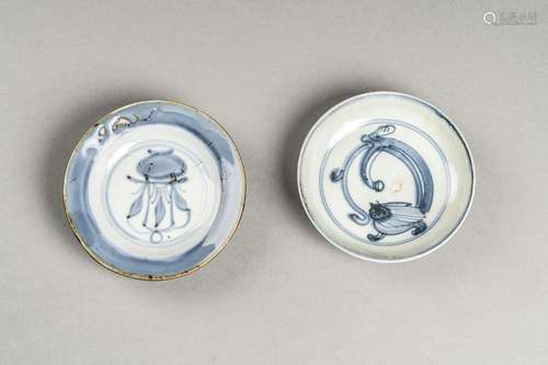 TWO SMALL BLUE AND WHITE PORCELAIN PLATES, MING DYNASTY