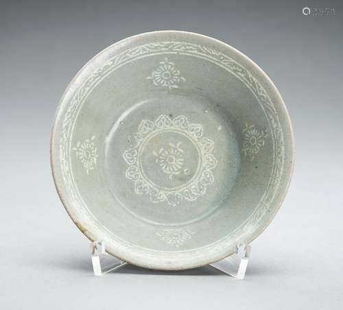 A SANGGAM SLIP-INLAID CELADON GLAZED CERAMIC DISH, JOSEON DY...