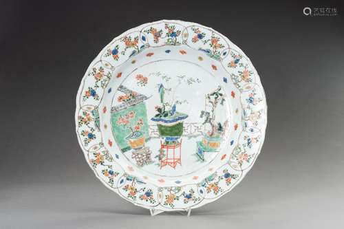 A BARBED RIM FAMILLE VERTE PORCELAIN CHARGER