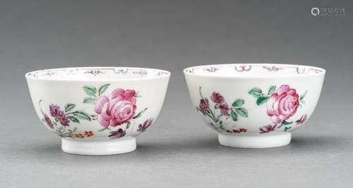 A PAIR OF FAMILLE ROSE PORCELAIN BOWLS, 18th CENTURY