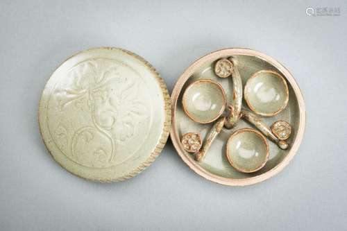 A SONG STYLE LONGQUAN CELADON GLAZED COSMETIC BOX