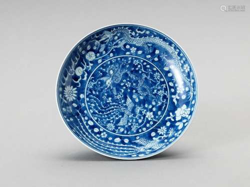 A BLUE AND WHITE PORCELAIN ‘DRAGON & PHOENIX’ DISH