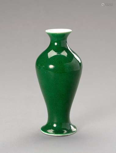 A MINIATURE DEEP GREEN CRACKELÉ VASE, YENYEN, REPUBLIC PERIO...