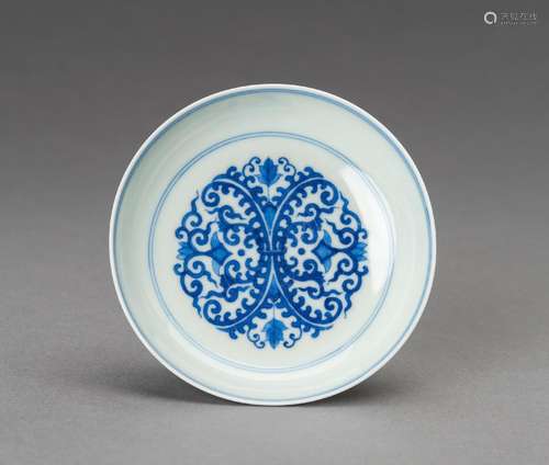 A BLUE AND WHITE PORCELAIN DISH