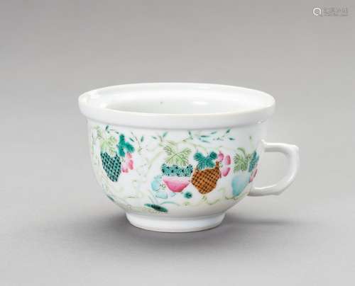 A FAMILLE VERTE ‘GOLDFISH’ CUP, 20TH CENTURY